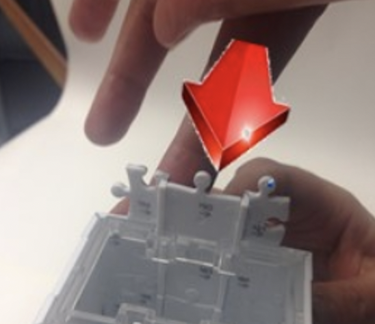 Bildliche Anleitung zum Einsetzen der Mittelteile bei dem 3D Puzzle: Empire State Building.