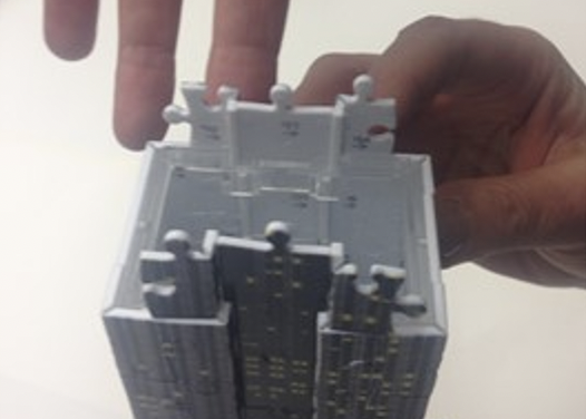 Bildliche Anleitung zur Einsetzen der Mittelteile bei dem 3D Puzzle: Empire State Building.